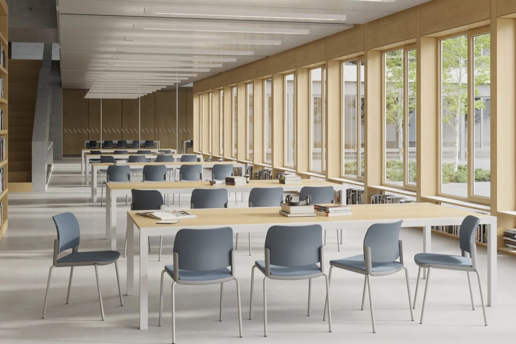 suur ruum siniste duo klienditoolidega