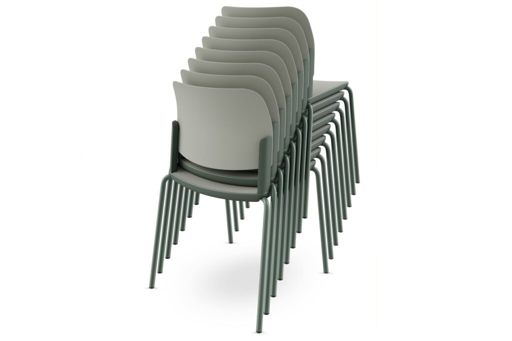 üksteise peale tõstetud beezi seljatoega duo klienditoolid